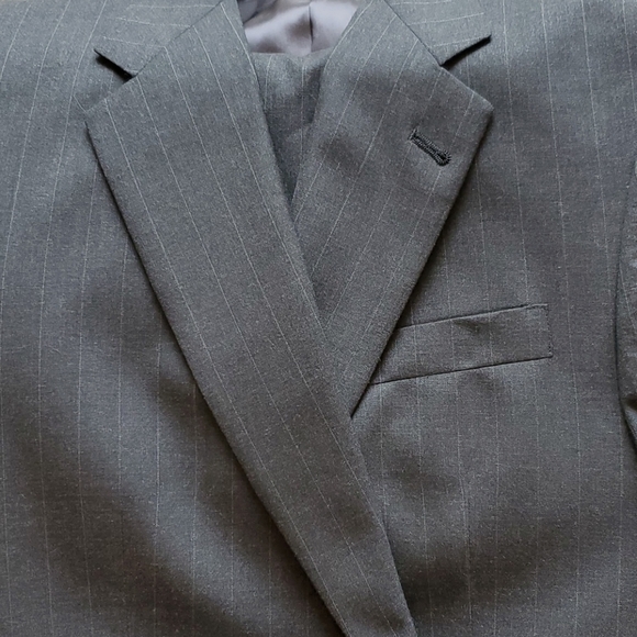 Hart Men's charcoal pin business suit - Picture 2 of 7